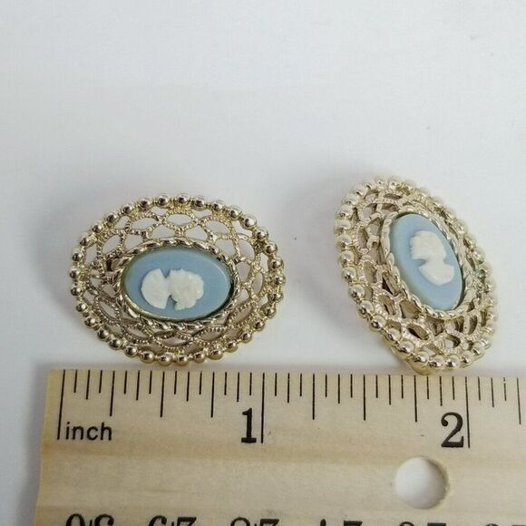 Vintage Sarah Coventry Blue White Oval Cameo Clip On Earrings, Gold Tone Setting - Picture 5 of 7
